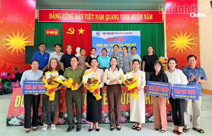 Lãnh đạo xã Ninh Hải tặng hoa chúc mừng Tổ vận hành mô hình “Nhà an toàn cho phụ nữ và trẻ em”.