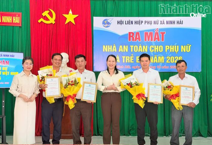 Lãnh đạo xã Ninh Hải trao quyết định công nhận hội viên danh dự Hội Liên hiệp Phụ nữ xã.