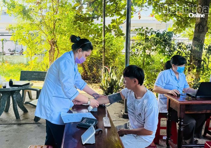 Thanh niên được kiểm tra các chỉ số sức khỏe ban đầu.