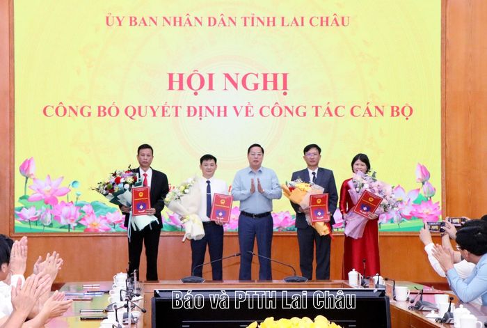 ... trao quyết định cho các đồng chí được điều động, bổ nhiệm.