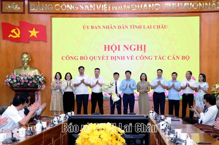 Đại diện các sở, ngành, địa phương chúc mừng các đồng chí được điều động, bổ nhiệm.