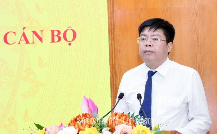 Đồng chí Lò Văn Hương - Giám đốc Sở Nội vụ công bố các quyết định.