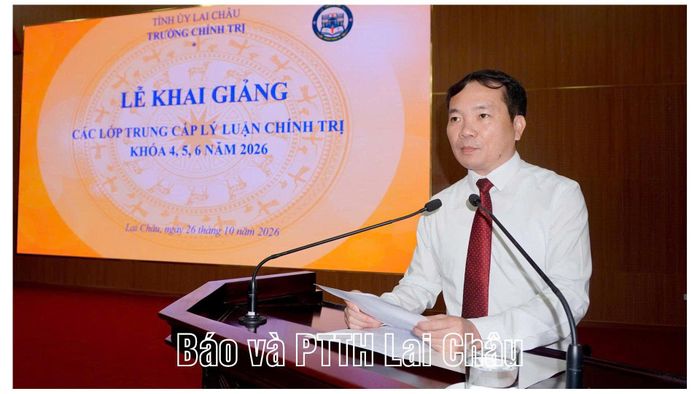 Đồng chí Lê Chí Công - Hiệu trưởng Trường Chính trị tỉnh phát biểu tại lễ khai giảng.
