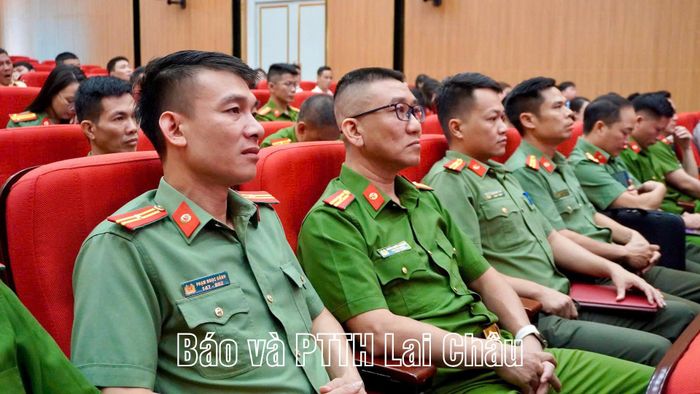 Các học viên lớp Trung cấp lý luận chính trị khóa 5 dự lễ khai giảng.