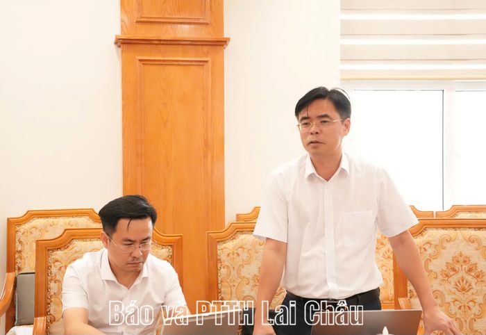 Lãnh đạo Sở Văn hóa, Thể thao và Du lịch báo cáo tiến độ triển khai chuẩn bị lễ công bố.
