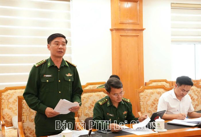 Đại diện lãnh đạo Ban Chỉ huy Bộ đội Biên phòng tỉnh báo cáo tiến độ triển khai chuẩn bị lễ công bố.