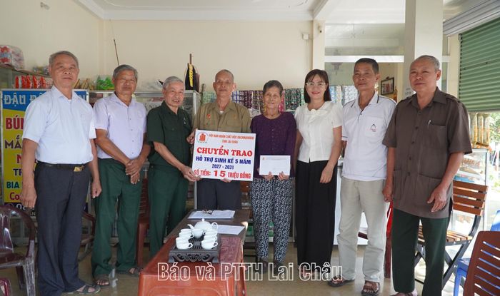 Trao kinh phí hỗ trợ sinh kế cho gia đình ông Lê Thành Biên ở tổ dân phố 15, phường Tân Phong.