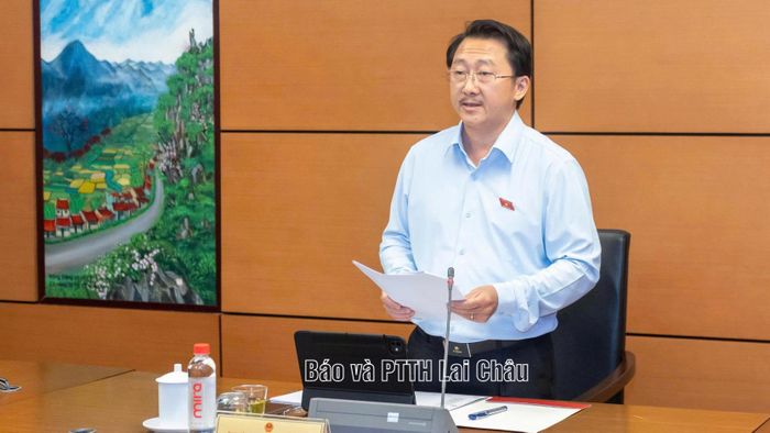 Đồng chí Sùng A Hồ, Phó Bí thư Tỉnh ủy, Trưởng Đoàn đại biểu Quốc hội tỉnh Lai Châu chủ trì điều hành phiên thảo luận Tổ.
