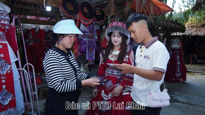 Du khách trải nghiệm dịch vụ và quét mã QR thanh toán nhanh chóng khi thuê trang phục truyền thống tại các điểm du lịch cộng đồng.