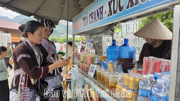  Người dân và du khách dễ dàng thực hiện giao dịch, thanh toán không dùng tiền mặt qua mã QR tại quầy giải khát ở bản Thẳm, xã Khun Há.