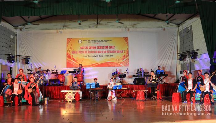 Các nghệ sĩ Đoàn Nghệ thuật Dân tộc tỉnh trình diễn tiết mục hòa tấu tại buổi biểu diễn báo cáo
