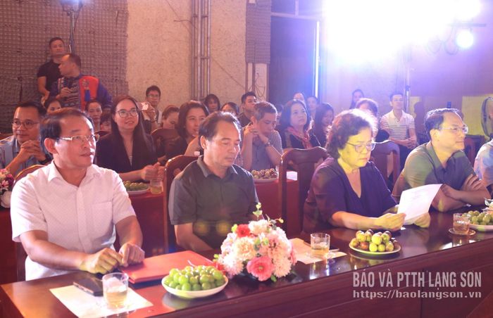 Các đại biểu tham dự buổi biểu diễn báo cáo