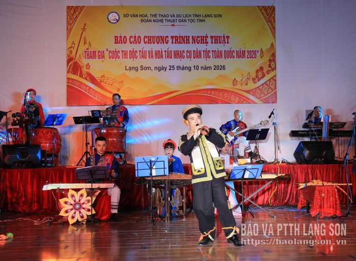 Tiết mục độc tấu kèn Pí lè tại buổi biểu diễn