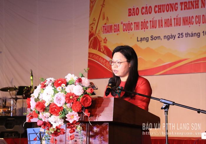 Lãnh đạo Đoàn Nghệ thuật Dân tộc tỉnh báo cáo tóm tắt công tác chuẩn bị chương trình tham gia “Cuộc thi Độc tấu và Hòa tấu nhạc cụ dân tộc toàn quốc - 2026”