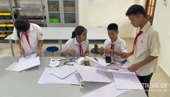 Học sinh Trường THCS Kỳ Lừa, phường Kỳ Lừa đang nghiên cứu hoàn thiện dự án