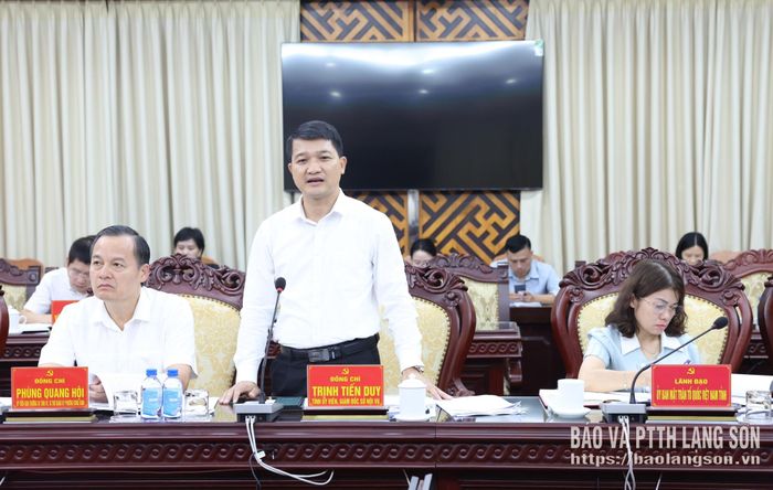 Lãnh đạo Sở Nội vụ báo cáo một số nội dung tại hội nghị