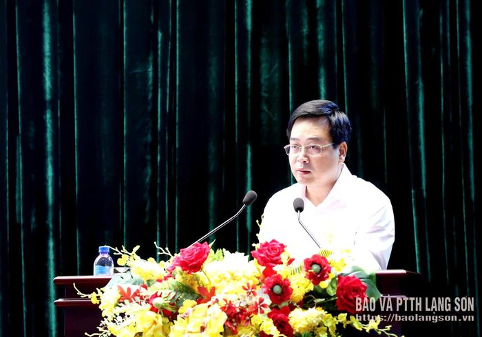 Đồng chí Vũ Hoàng Quý, Ủy viên Ban Thường vụ Tỉnh ủy, Chủ nhiệm Ủy ban Kiểm tra Tỉnh ủy quán triệt chuyên đề tại hội nghị