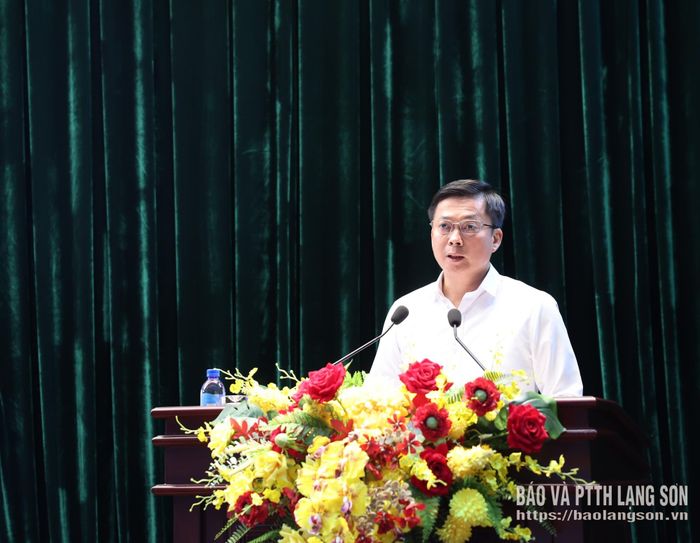 Đồng chí Đinh Hữu Học, Ủy viên Ban Thường vụ Tỉnh ủy, Phó Chủ tịch Thường trực UBND tỉnh quán triệt chuyên đề tại hội nghị