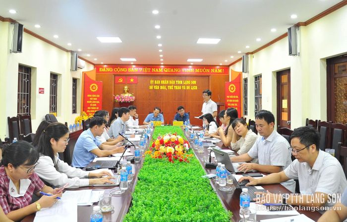 Thành viên Đoàn công tác của Viện Dân tộc học và Tôn giáo học phát biểu tại buổi tọa đàm