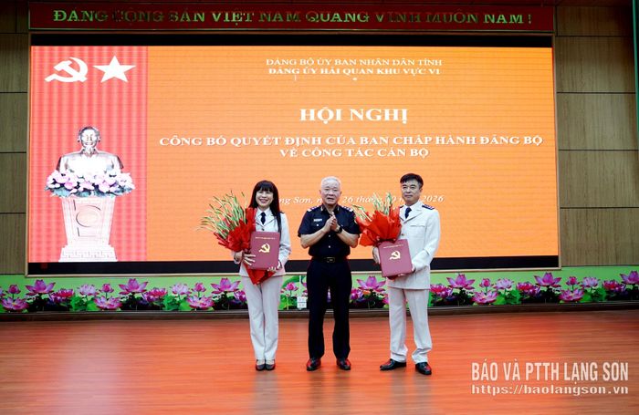 Đại diện lãnh đạo Đảng ủy Hải quan khu vực VI trao Quyết định chỉ định Bí thư Chi bộ cho 2 đồng chí vừa được điều động, bổ nhiệm