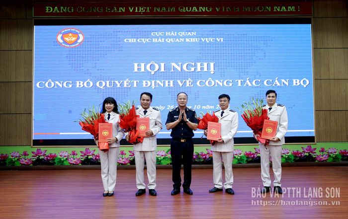 Lãnh đạo Chi cục Hải quan khu vực VI trao quyết định và tặng hoa cho các đồng chí trưởng phòng và đội trưởng được điều động, bổ nhiệm