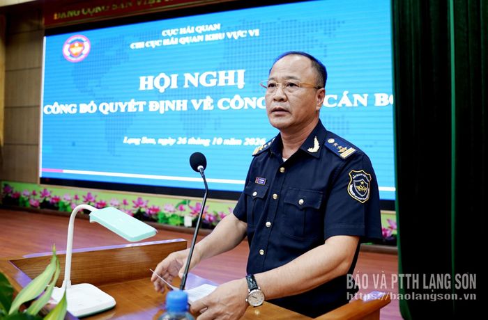 Lãnh đạo Chi cục Hải quan khu vực VI phát biểu giao nhiệm vụ cho các cán bộ được điều động, bổ nhiệm