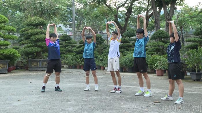 Học sinh khởi động trước buổi tập cầu lông.