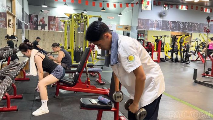 Học sinh tập gym tại phòng tập ở phường Lào Cai.