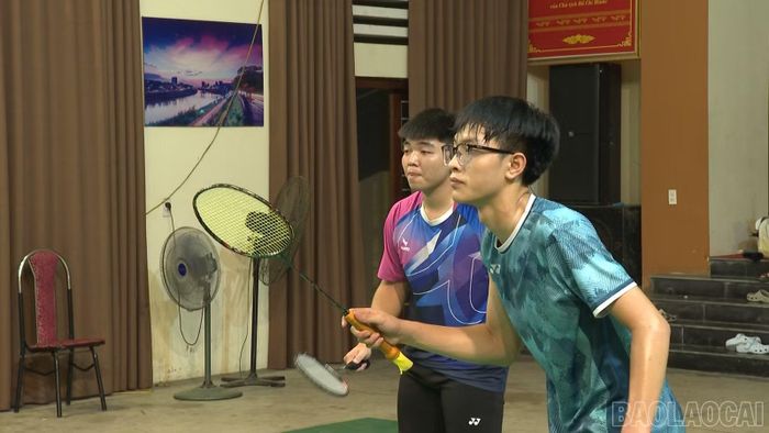 Môn cầu lông được nhiều học sinh lựa chọn để rèn luyện sức khỏe, giải tỏa căng thẳng sau giờ học.