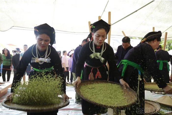 Hội thi làm Cốm thu hút nhiều đội tham gia.