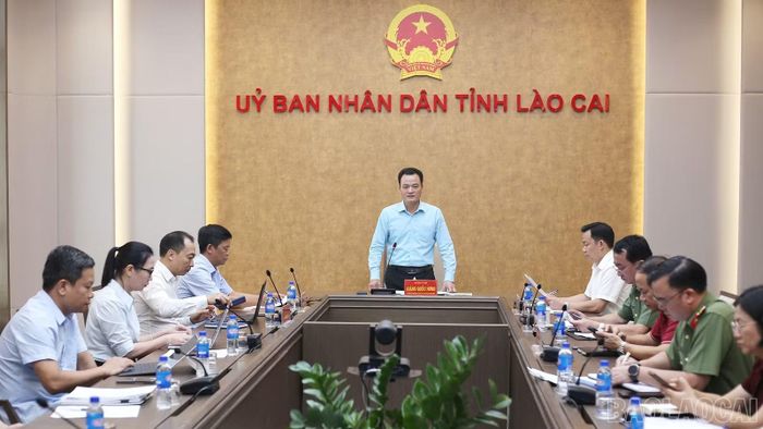Đồng chí Giàng Quốc Hưng - Phó Chủ tịch UBND tỉnh phát biểu kết luận cuộc họp.