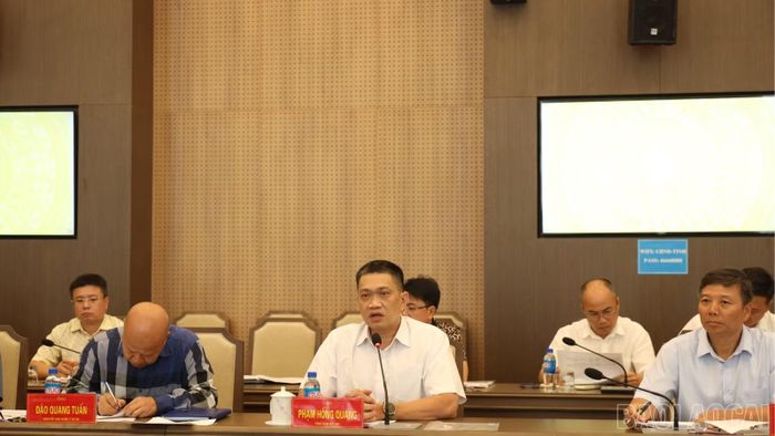 Đại diện Tổng công ty Đầu tư phát triển đường cao tốc Việt Nam báo cáo tiến độ thi công và những vướng mắc về nguồn vật liệu đá.