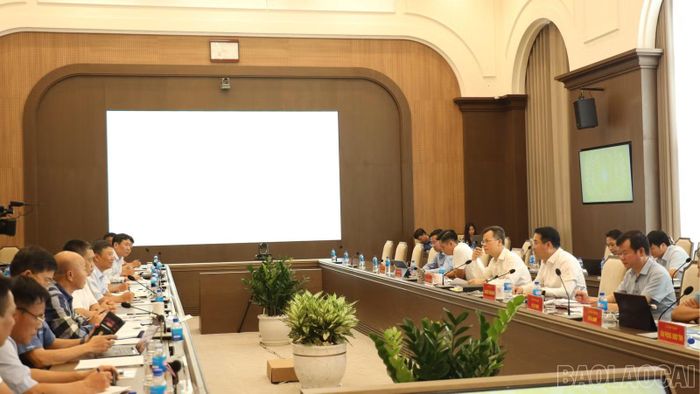 Quang cảnh cuộc họp sáng 26/10 tại trụ sở Ủy ban nhân dân tỉnh.