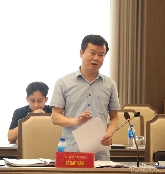 Lãnh đạo các sở, ngành thảo luận giải pháp cung ứng vật liệu cho dự án.