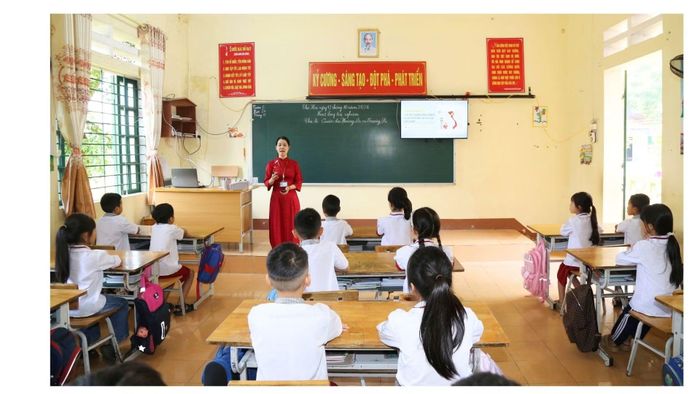 Lồng ghép nội dung giáo dục chủ quyền biển, đảo trong các môn học phù hợp.