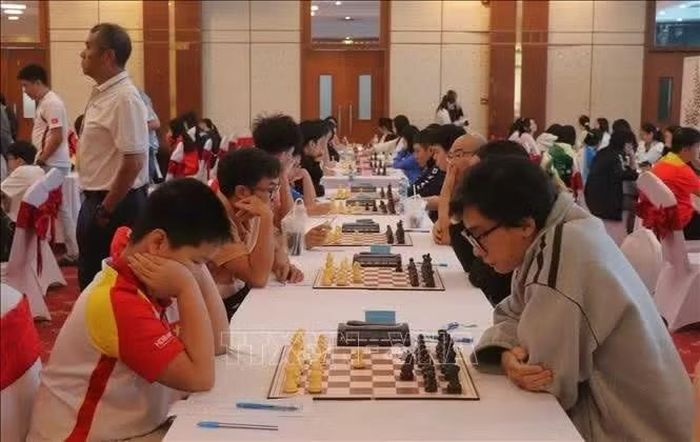 Các kỳ thủ tập dượt trước khi vào trận đấu.