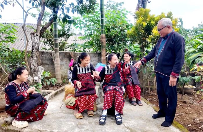 Nghệ nhân Nhân dân Lý Ngọc Sáng trao đổi với người dân thôn Nậm Rịa về giá trị bảo tồn thổ cẩm Xá Phó.