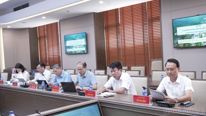 Các đại biểu tham dự cuộc họp.