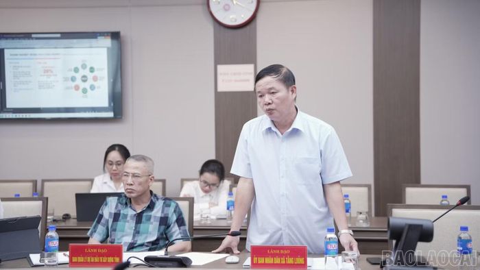 Lãnh đạo UBND xã Tằng Loỏng phát biểu ý kiến tại cuộc họp.
