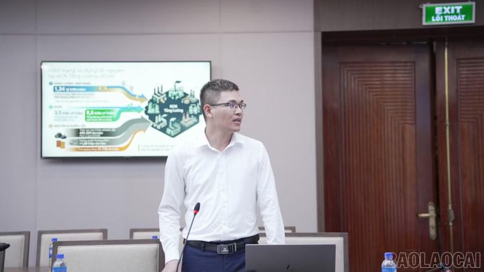 Đại diện Liên danh Công ty TNHH Trung tâm Sản xuất sạch hơn Việt Nam và Công ty Cổ phần Green Ventures Việt Nam báo cáo về tình hình xây dựng Đề án tại cuộc họp.