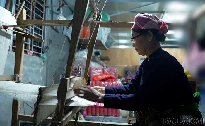 Bà Nguyễn Thị Ngân là thợ dệt lành nghề tại Xưởng may Hà Minh