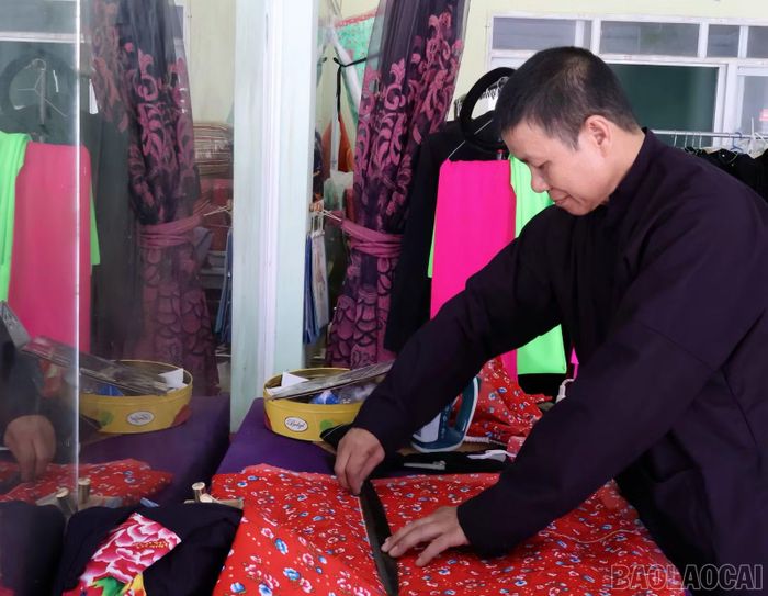 Xưởng may Hà Minh giúp ông Lương Văn Vàng có thu nhập ổn định.