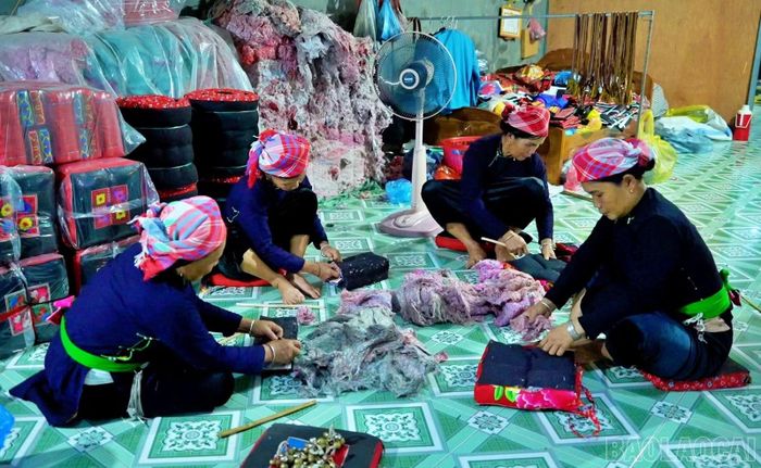 Xưởng may của chị Minh đã góp phần giải quyết việc làm cho nhiều lao động trong vùng.