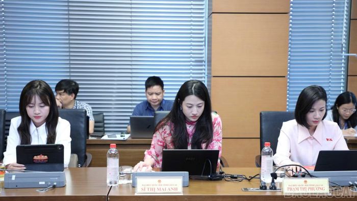 Các đại biểu Quốc hội tỉnh Lào Cai tại phiên thảo luận tổ.