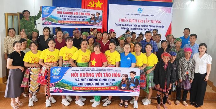 Hội Liên hiệp Phụ nữ xã Văn Chấn tuyên truyền về phòng, chống tảo hôn và tình trạng nữ dưới 18 tuổi sinh con.
