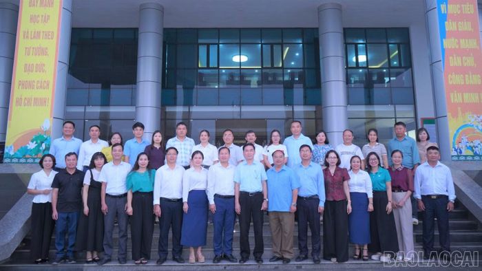 Các đại biểu chụp ảnh lưu niệm.