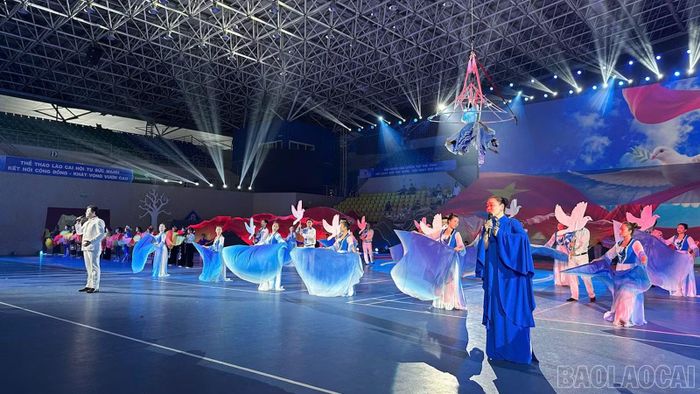 Các tiết mục nghệ thuật chào mừng được dàn dựng công phu, kết hợp âm nhạc, vũ đạo và hiệu ứng sân khấu hiện đại.