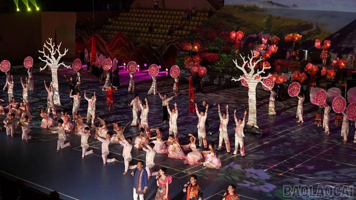 Công nghệ mapping sân khấu kết hợp hệ thống ánh sáng, hình ảnh trình chiếu, góp phần tạo điểm nhấn cho chương trình nghệ thuật khai mạc.