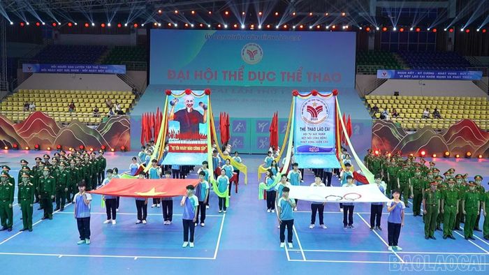 Các lực lượng tham gia màn diễu hành biểu dương lực lượng tại buổi sơ duyệt, sẵn sàng cho Lễ khai mạc Đại hội.