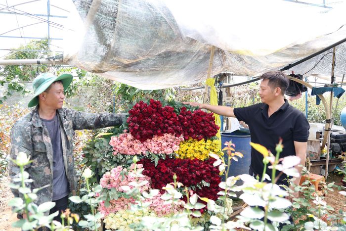 Ông Nguyễn Phú Thọ (bên phải) cho rằng cần tăng cường liên kết giữa người trồng hoa với các đơn vị thu mua, phân phối và tiêu thụ